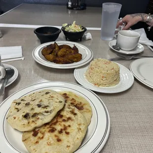 Papusa, plantain, rice