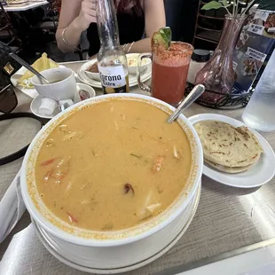 Lo único que estuvo bueno fueron esas tortillas de ahí esta &quot;mariscada&quot; es un atol de imitación de cangrejo. No sirve.