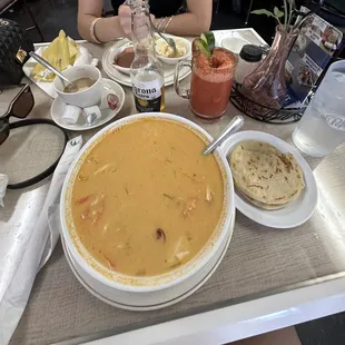 Mariscada con tres camarones que obviamente ni se ven.