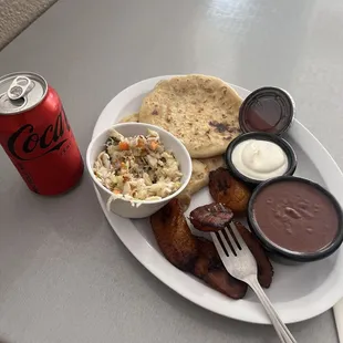 Pupusas de loroco y queso y Side of platanos y crema