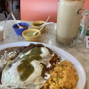 Chilaquiles rojos con cesina y huevo