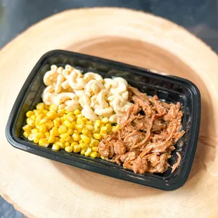 Pulled pork with Mac and cheese and corn