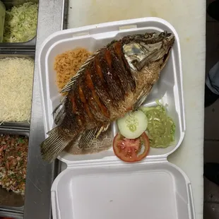 Mojarra arriva lleva una salsa especial