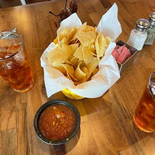 Super good chips (thin and hot) with great salsa.  Tea excellent!