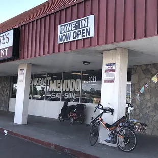 My fine eBikeKit-assisted CruzBike parked just in front of the fine restaurant!