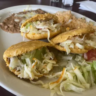 Gordita plate served with rice and beans.