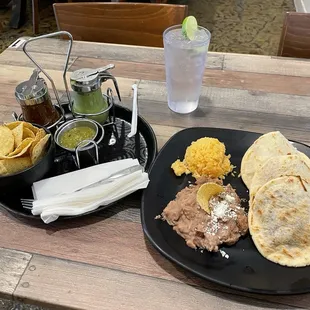 3 gordita plate with chips and salsa.