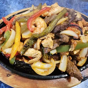 Fajitas de rez (beef), pollo (chicken), camaron (shrimp).