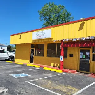 the outside of a restaurant