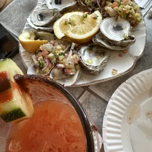 Micheladas, y ostiones preparados  en una delicia