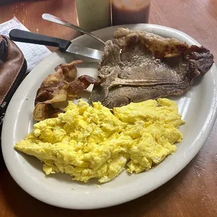 a plate of breakfast food