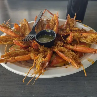 Langostinos exquisitos con salsa cruda picosita.