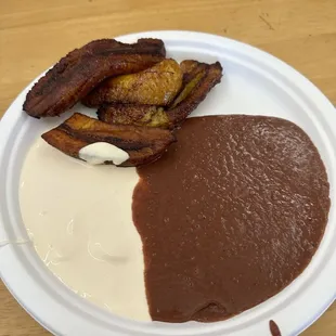 Platanitos con frijoles y crema