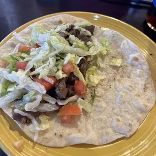 Asada taco with lettuce and tomato