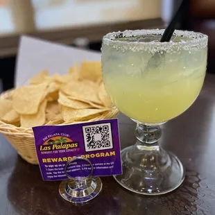 a margarita and chips