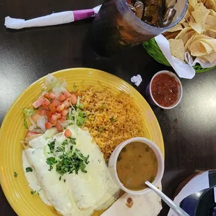 Chicken enchiladas con crema