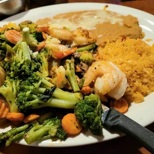Steak Las Palmas: T-bone steak &amp; 8 grilled shrimp topped with broccoli, cauliflower &amp; carrots.