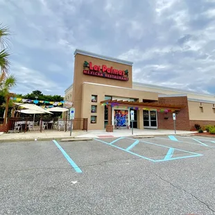 Location, so convenient.  Next to Navy Federal Credit Union, and Home Goods parking.