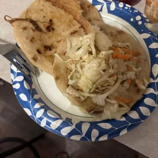 Pupusa de Queso y Jalapeño y de Chicharron