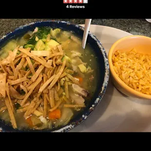 Caldo Tlalpeno con pollo.