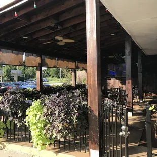 the outside of a restaurant