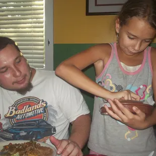 strugglin 2 get da tortilla warmer open, hurry deedee !! big bro (jimmy) is HUNGRY !!