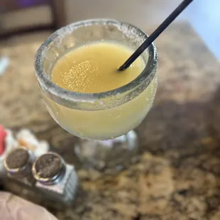 a margarita and chips