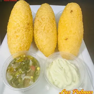 PASTELES DE YUCA DE CARNE O POLLO