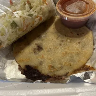 Pupusa de queso y frijoles