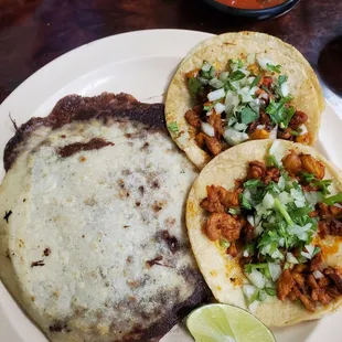 Pupusa con frijol y queso, dos tacos al pastor