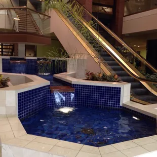 Mall&apos;s escalator