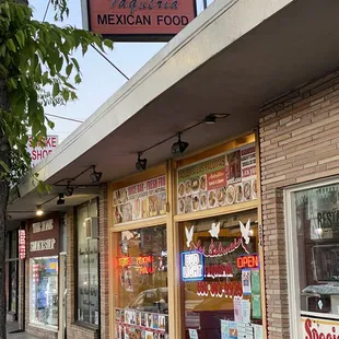 the outside of the restaurant