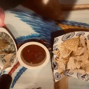 Chips and Guacamole salsa