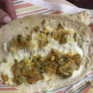 Quesadilla de queso con flor de calabaza