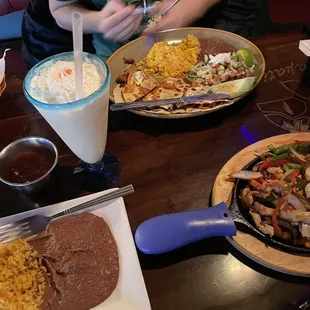 Fajitas de pollo, piña colada, Quesadillas