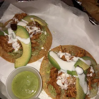 Tostadas de Tinga de Pollo (2)