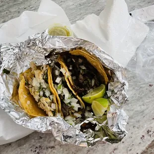 Tacos de carne asada y pollo