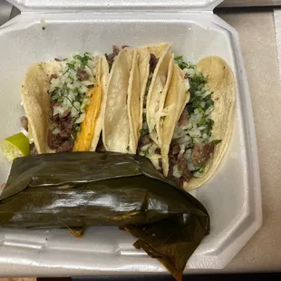 Tacos de carne asada y tamales de pollo