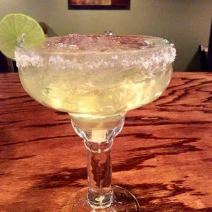 a margarita with a lime slice