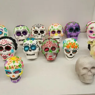 COME IN and ORDER SUGAR SKULL FOR Day Of the Dead

VENGAN A ORDENAR  SU CALAVERAS DE AZUCAR PARA DIA DE LOS MUERTOS