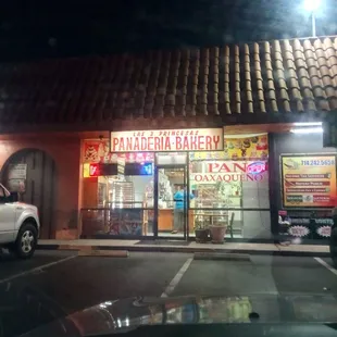 Open late! My kind of panaderia:)