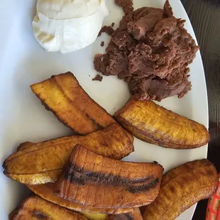 Platanos, beans and cream