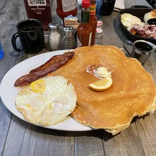 Breakfast at Hash House a Go Go (Recommended by Kelly).