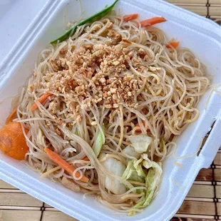 Complimentary Chicken Pancit w/calamansi on the side. Just like my dear sweet mom's... (･‿･) simply delicious!