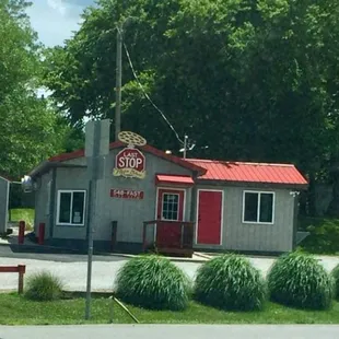 a stop sign in front of the restaurant