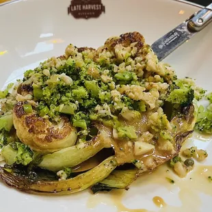 Whole Roasted Cauliflower w. broccoli, hazelnut &amp; sauce Margaret