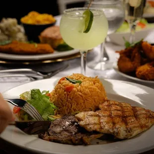Carne asada y pechuga de pollo con arroz y ensalada