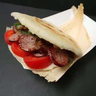 Arepa con Chorizo y tomate