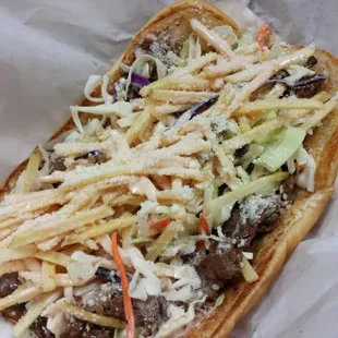 Pepito: sandwich de carne, pollo, jamon y tocineta, acompañado de queso, salsa, papitas y ensalada