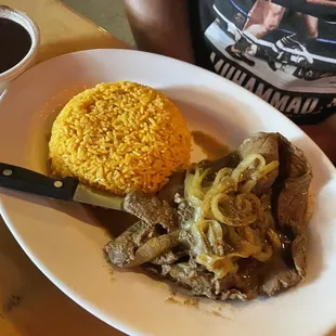 Bistec encebollado